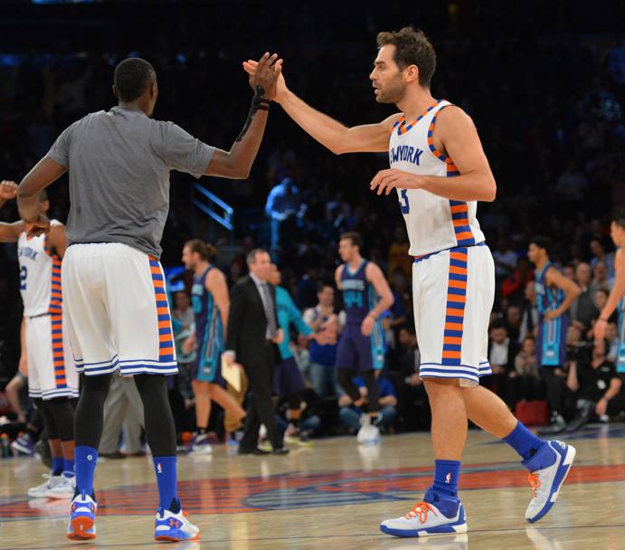 Scambio di un cinque alto fra Jos Calderon e un suo compagno dei New York Knicks (Getty Images)